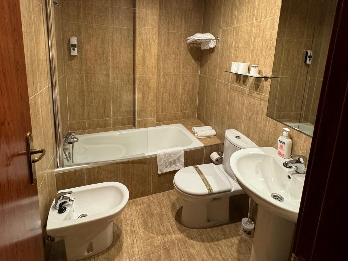 hospedium-hotel-la-fuente-habitacion-standard-8-e1736932058125 (1)